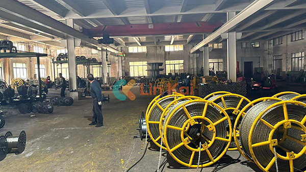 تقوم شركة Ningbo Lingkai Electric Power Equipment Co., Ltd. بشحن حبل فولاذي عالي الجودة إلى ماليزيا لتوتير وسحب الموصلات