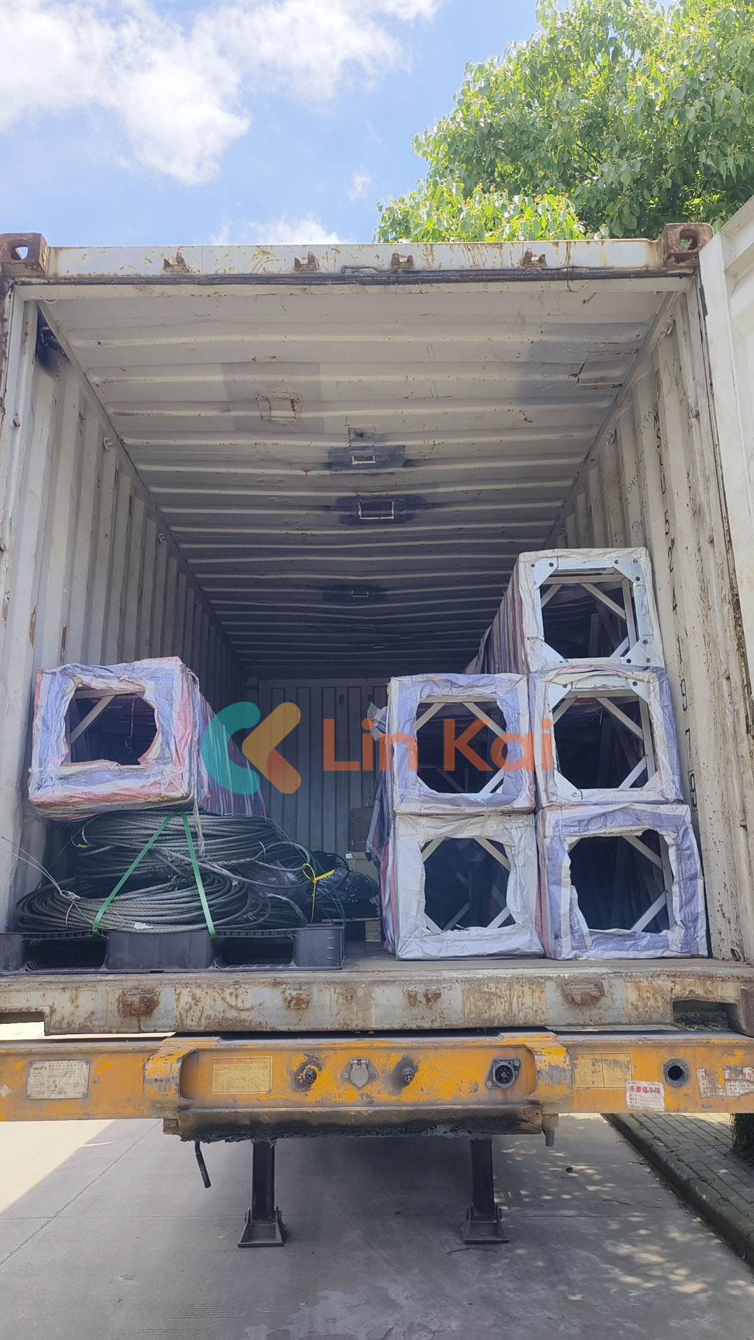 تعمل شركة Lingkai على تنويع سوق التصدير، وشحن معدات الطاقة الكهربائية عالية الجودة إلى ماليزيا